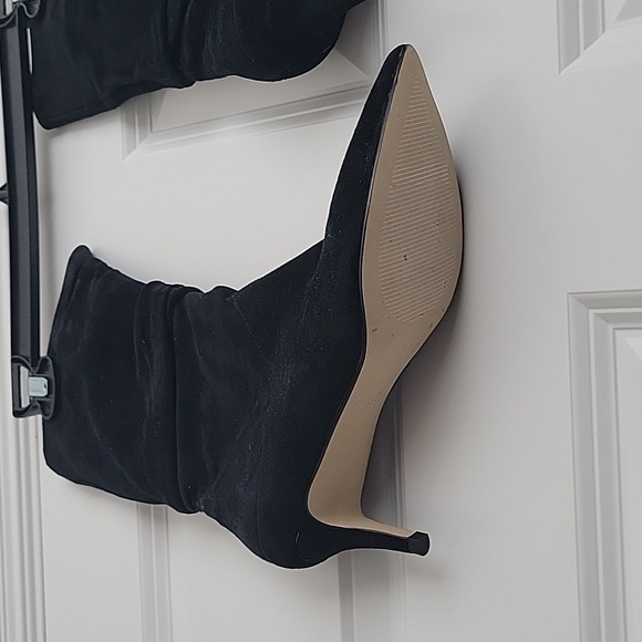 Neiman Marcus velvet shoes heeled - Picture 2 of 8